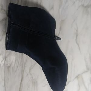 Boots/ booties brand=Yuu..sz.10  blue suede no scratches